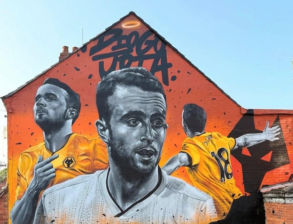 PP电子官方-狼队球迷制作壁画纪念若塔，地址位于狼队主场正对面