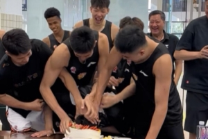 杜锋晒杜润旺生日会花絮：被一群人摁蛋糕里 事后找徐杰“算账”