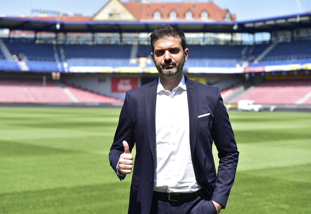 PP电子官方-前主帅：国米需要在1月引进右路新援，恩里克无法和邓弗里斯相比