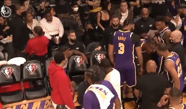 PP电子官方-湖人冲突为何而起？浓眉侵略性不足被霍华德聊破防